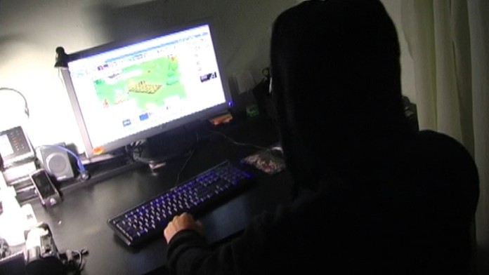 Peter je na on-line hrách závislý.