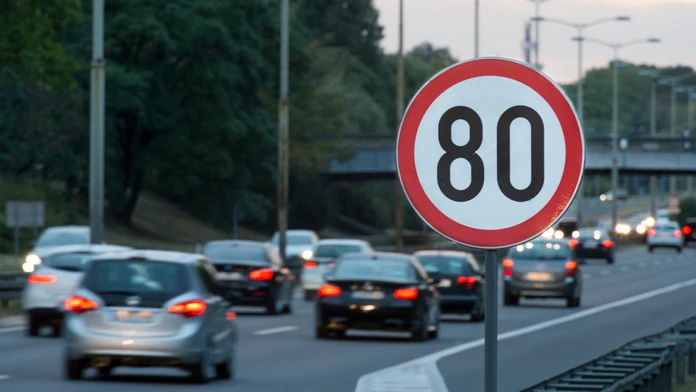 Pri vjazde do obce začne auto automaticky brzdiť na päťdesiatku. EÚ schválila povinný obmedzovač rýchlosti