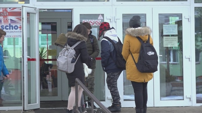 Alpská lyžiarka Marta Bassinová reaguje v cieli paralelného obrovského slalomu v Sestriere.