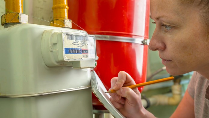 Teplá voda na prídel či tlmenie osvetlenia. Nemecko zavádza drastické opatrenia