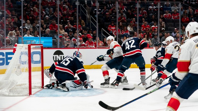 Uprostred bráni slovenský hokejista Martin Fehérváry počas zápasu zámorskej NHL Washington Capitals - Florida Panthers.