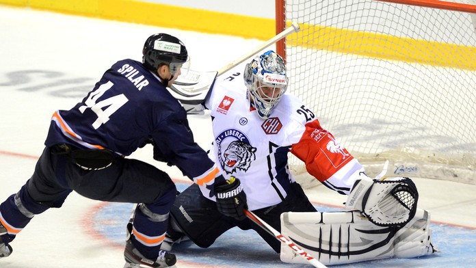 Ján Lašák (v bielom) na archívnej snímke v drese Liberca.