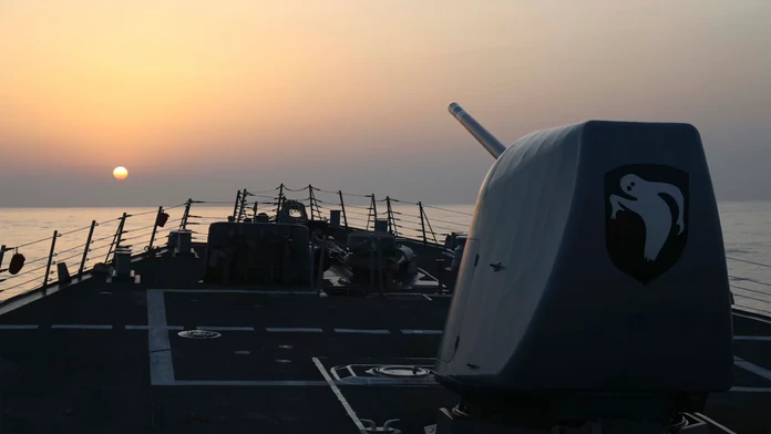 Na snímke amerických námorných síl torpédovec s riadenými strelami USS Milius, ktorý preplával cez Taiwanský prieliv.