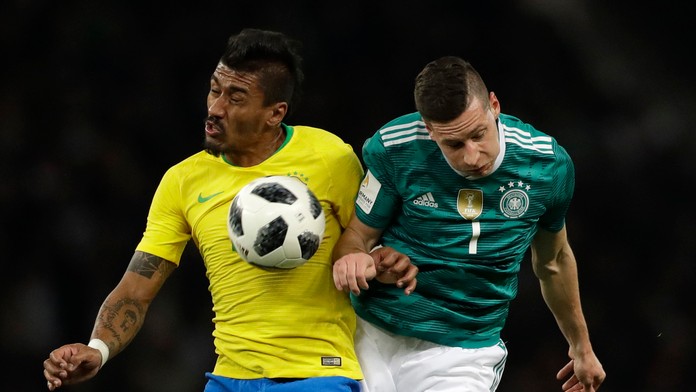 Na snímke vpravo hráč Nemecka Julian Draxler, vľavo hráč Brazílie Paulinho