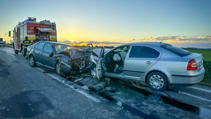 Vodič prešiel do protismeru, zrážku neprežila spolujazdkyňa. 