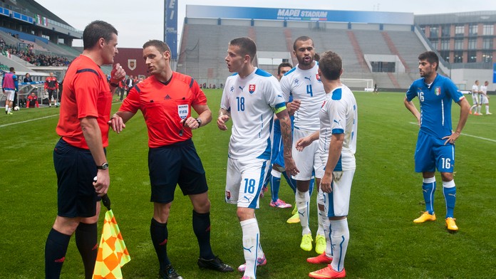 Slováci neveria vlastným očiam, že hlavný rozhodca odvolal pokutový kop