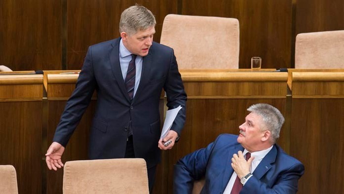 Premiér Robert Fico a minister práce, sociálnych vecí a rodiny Ján Richter.