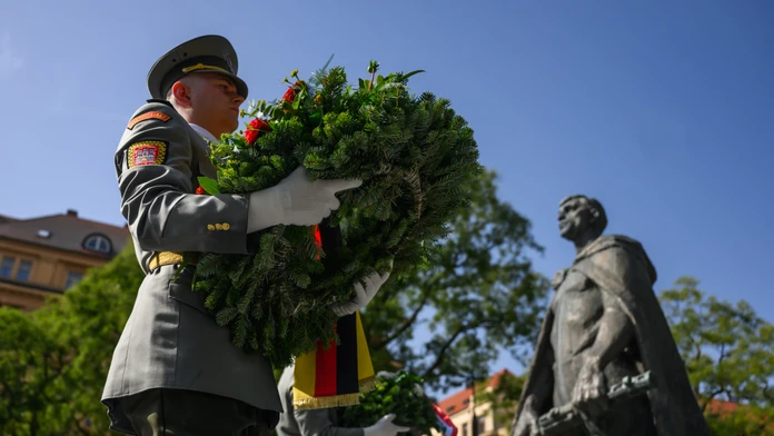 Čestná stráž počas spomienkového a pietneho aktu kladenia vencov pri príležitosti 82. výročia SNP v Bratislave.