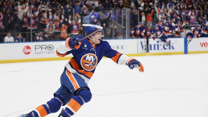 Dosiahol zápis, na ktorý sme čakali takmer sto rokov. Najlepší nováčik NHL preukázal neuveriteľnú skromnosť