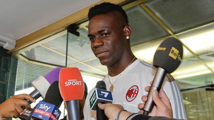 Taliansky futbalový útočník Mario Balotelli v drese AC Miláno.