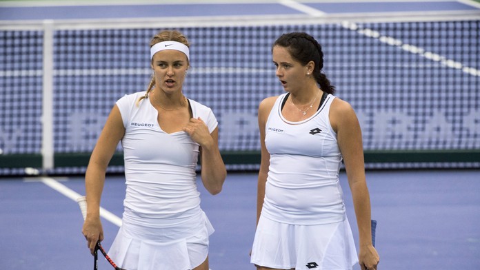 Na snímke slovenské tenistky, zľava Anna Karolína Schmiedlová a Viktória Kužmová.