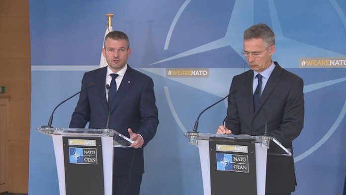 Peter Pellegrini sa stretol s generálnym tajomníkom NATO Jensom Stoltenbergom. 