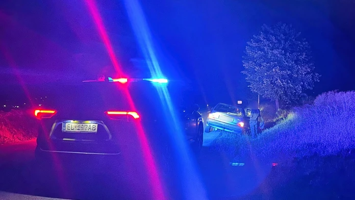 Keď zbadali policajtov, spanikárili. Počas jazdy sa chceli vymeniť za volantom, manéver sa im vypomstil