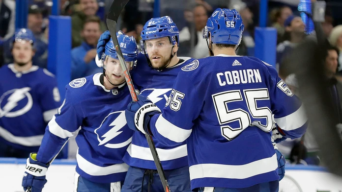 Steven Stamkos z Tampy oslavuje gól proti Vancouveru.