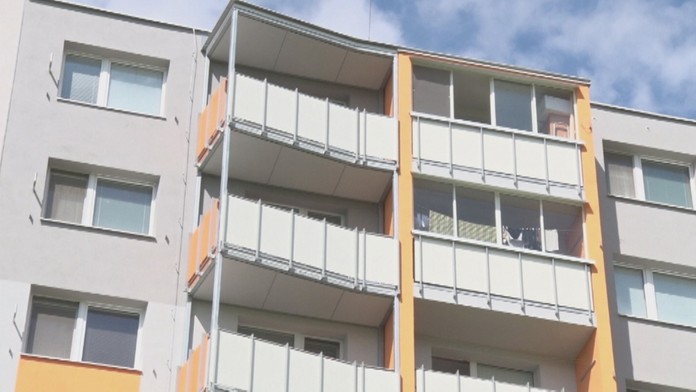 Namiesto okien majú balkóny.