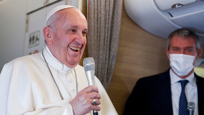 Pápež František pri spiatočnom lete z Iraku povedal, že v blízkej budúcnosti uvažuje nad návštevou Slovenska.