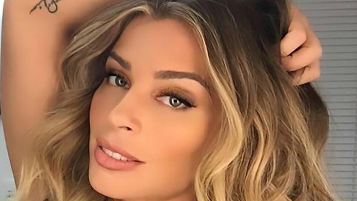 Internetom koluje fotka herečky ako sa miluje v prírode. Vysvetlila, o čo ide