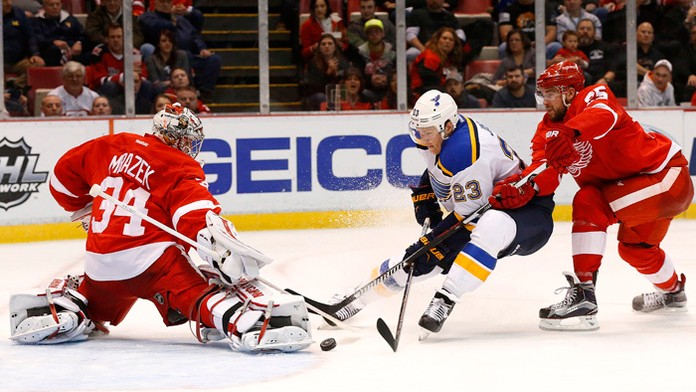 Hokejisti Detroitu Red Wings prehrali v zápase zámorskej NHL v noci na štvrtok v domácej Joe Louis Arene so St. Louis Blues 1:2.