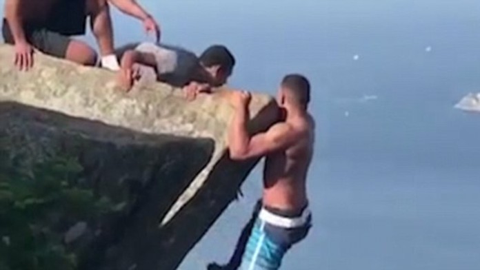 Odvážlivec na skale v Riu