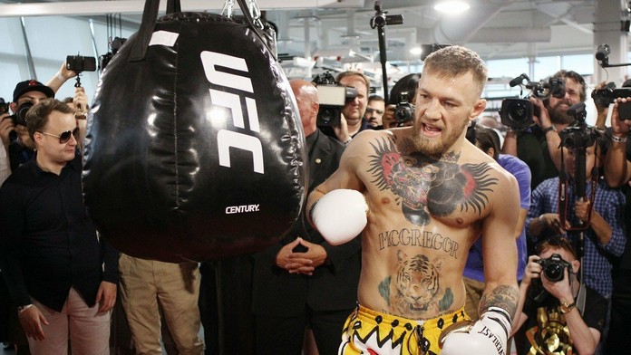 Conor McGregor sa pripravuje na zápas proti Floydovi Mayweatherovi.