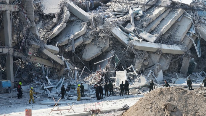 Počas zemetrasenia sa zrútil aj mrakodrap v Bangkoku.