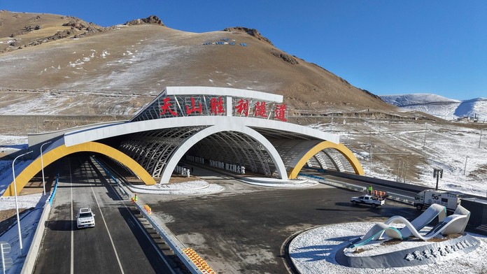 FOTO: Je trikrát dlhší než Višňové. Čína za 6 rokov postavila najdlhší diaľničný tunel sveta