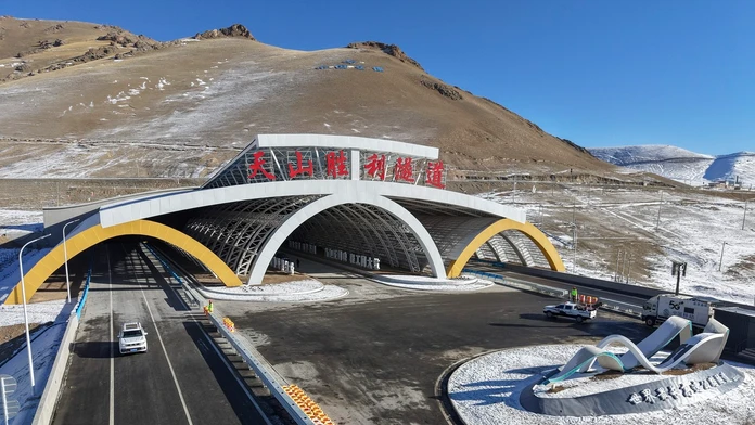 FOTO: Je trikrát dlhší než Višňové. Čína za 6 rokov postavila najdlhší diaľničný tunel sveta