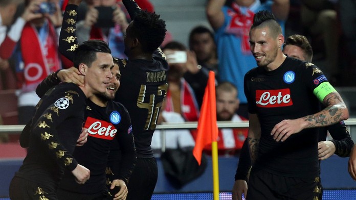 Radosť hráčov Neapola (napravo Marek Hamšík) po góle Josého Callejóna (vľavo) v dueli LM proti Benfice.
