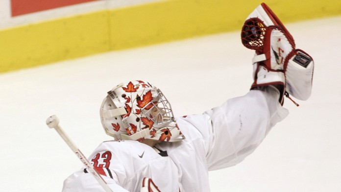 Kanadský brankár Justin Pogge na archívnej snímke.