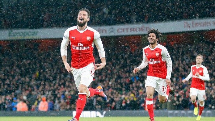 Kanonier Arsenalu Olivier Giroud (vľavo) sa raduje z gólu do siete Crystal Palace v ligovom dueli.