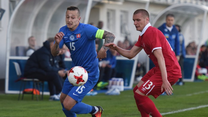 Na snímke vľavo kapitán Slovenska Adam Zreľák a hráč Srbska Nikola Antič v prípravnom zápase Slovensko U21 - Srbsko U21.