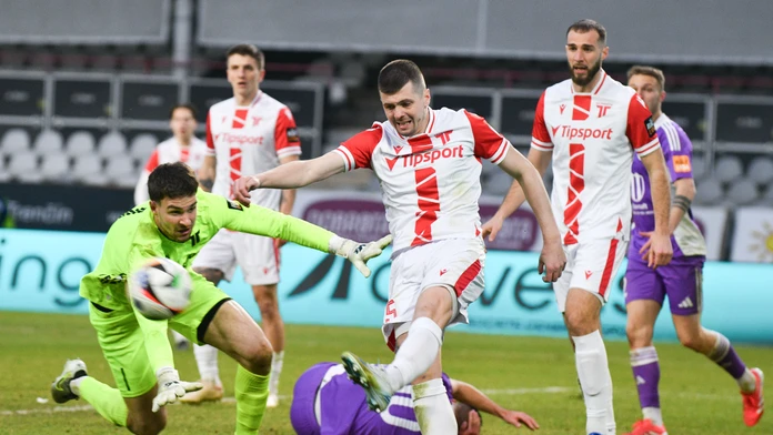 Na snímke sprava Lazar Stojsavljevič, Lukáš Skovajsa a brankár Andrija Katič (všetci Trenčín)
