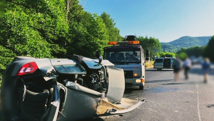 Auto prevrátené na boku po zrážke s ďalším vozidlom.