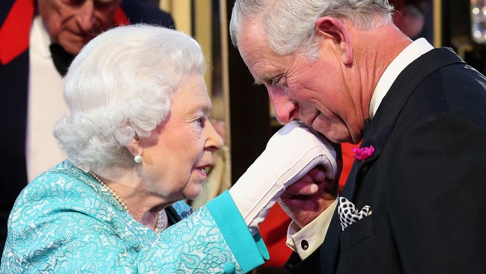 Britský princ Charles vítal svoju matku počas slávnosti kráľovniných 90. narodenín.