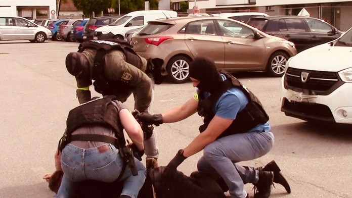 Kukláči spacifikovali starostu zo stredného Slovenska. Zadržali ho pri preberaní úplatku