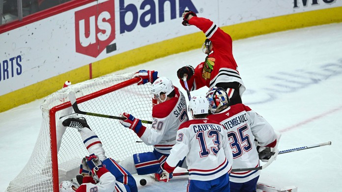 Juraj Slafkovský počas zápasu na ľade Chicaga.