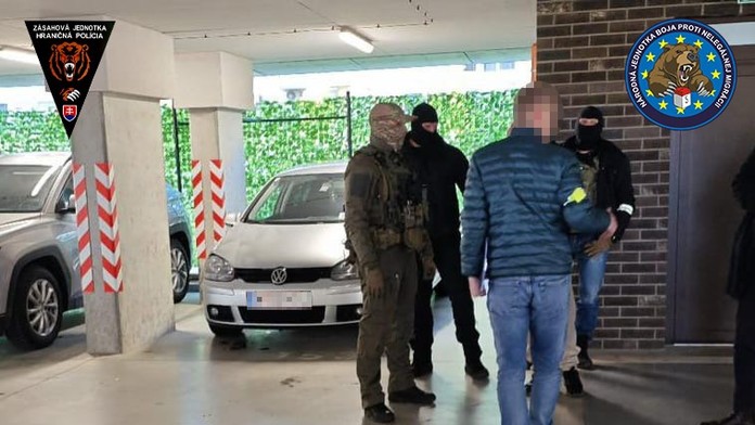 Polícia obvinila troch ľudí z obchodovania s dievčatami