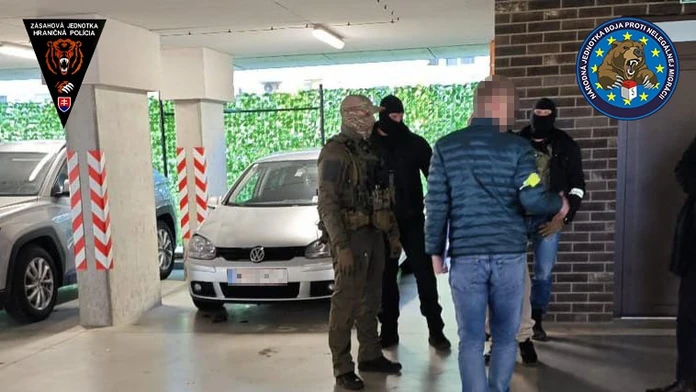 Polícia obvinila troch ľudí z obchodovania s dievčatami