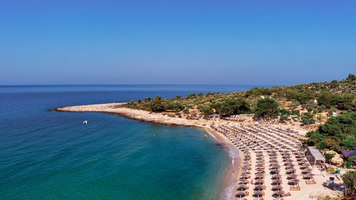 Turisti a slnečníky na ostrove Thasos.