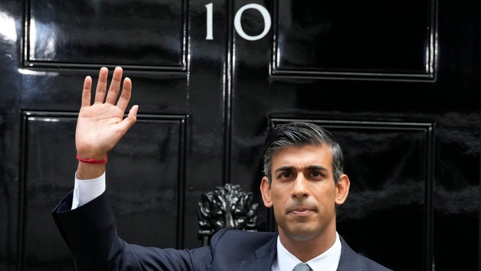 Rishi Sunak je oficiálne premiérom Spojeného kráľovstva. V prvom prejave hovoril o ekonomickej stabilite
