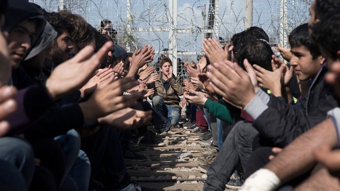 Na grécko-macedónskych hraniciach uviazlo vyše 7000 migrantov.