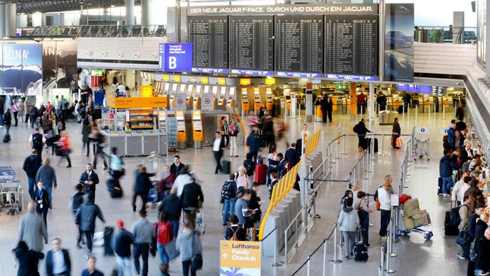 Cestujúci na letisku.