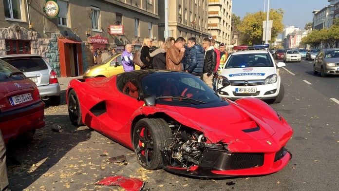 Havarované Ferrari v Budapešti.jpg