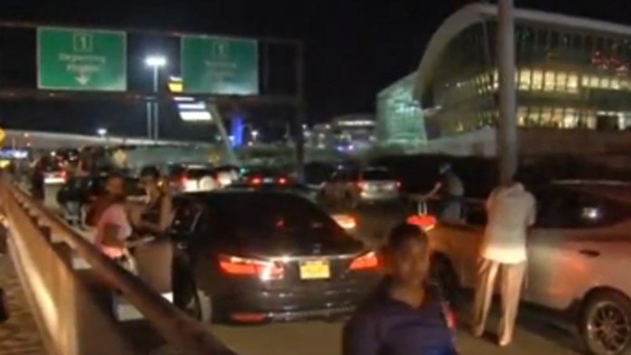 Chaos na letisku v New Yorku.