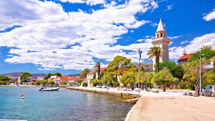 Chorvátom dochádza trpezlivosť s Čechmi, ktorí sa „rozťahujú“ v Dalmácii. Všetko tu rozkopali, sťažujú sa miestni