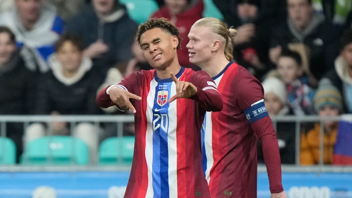 Antonio Nusa sa teší z gólu počas zápasu Ligy národov Slovinsko - Nórsko