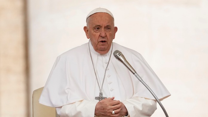 Za obete zrážky autobusu s vlakom v Nových Zámkoch sa modlí aj pápež František