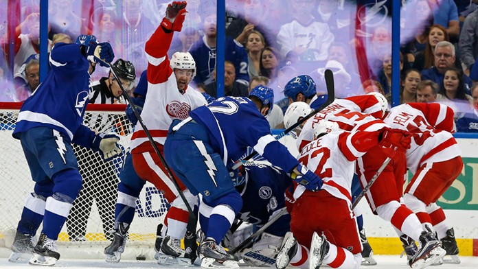 Útočník Detroitu Tomáš Tatar oslavuje svoj gól.