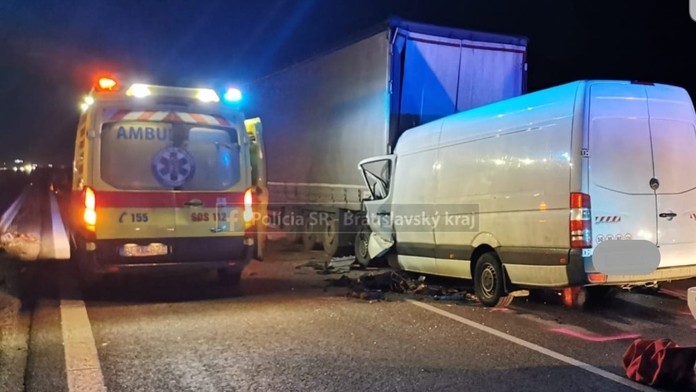 Tragédia na D2 v smere do Maďarska. Vodič dodávky neprežil náraz do kamióna