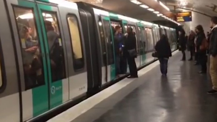 Napadnutý muž čiernej pleti v parížškom metre fanúšikom Chelsea Londýn.